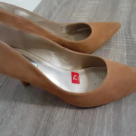 ALFANI STEP 'N FLEX TAN SUEDE HEELS SIZE  7 1/2 WITH 2 INCH HEEL - Picture 9 of 11